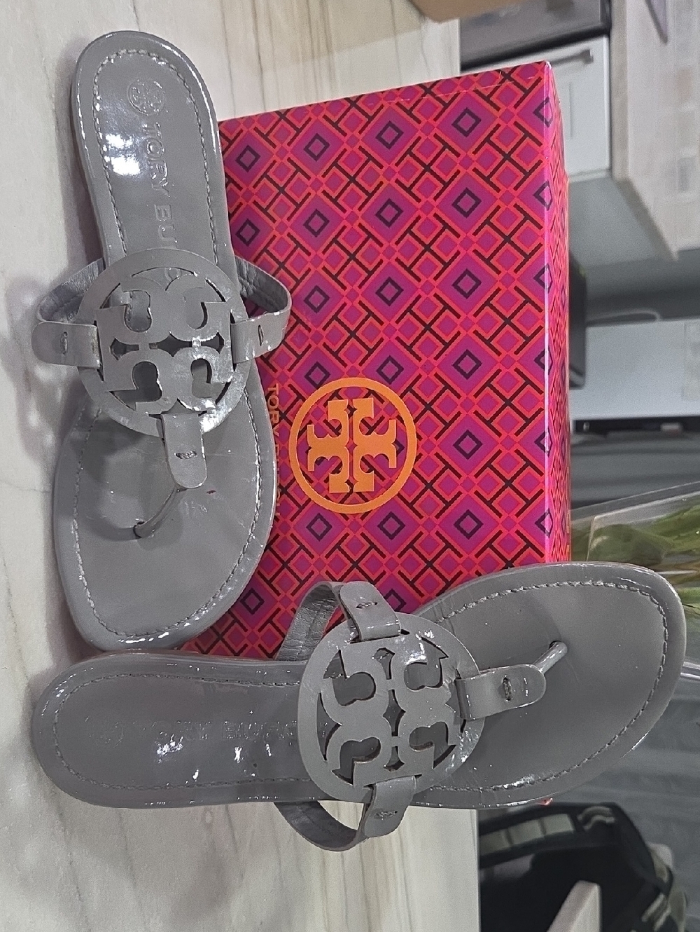 Tory Burch Patent Leather Miller Thong Sandals in Light Gray